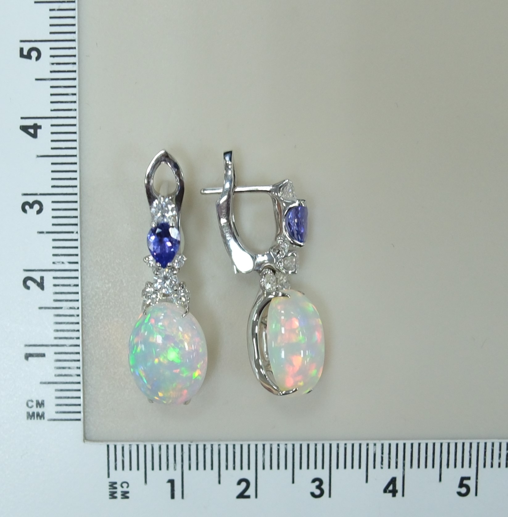 Серьги из белого золота с опалами